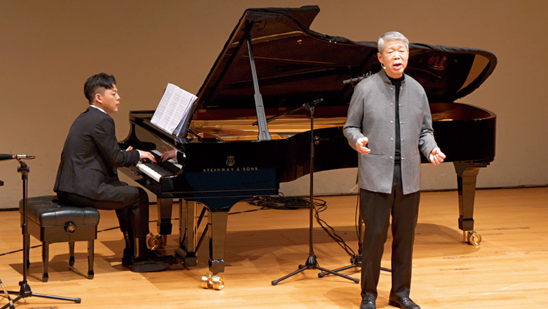 張孝威（右）退休前就開始學聲樂，4年來已3度辦個人演唱會，連義大利名曲的高音也收放自如。